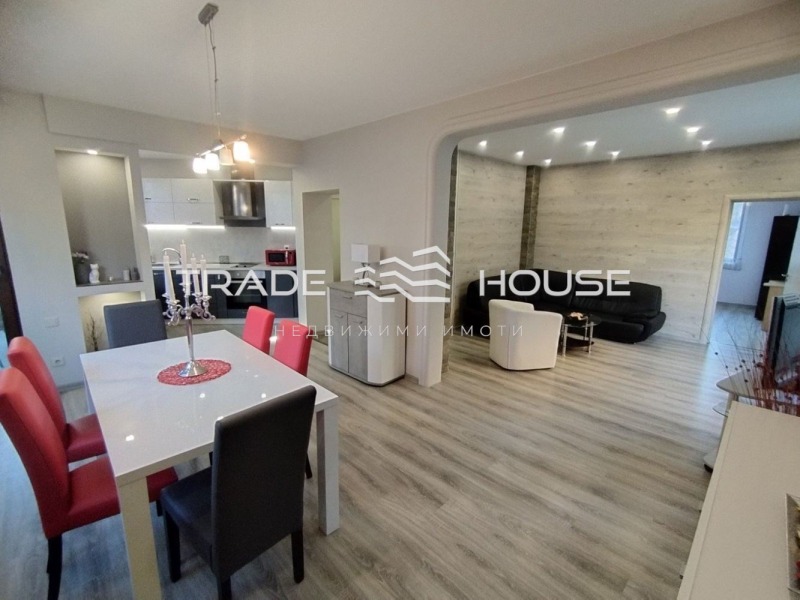 Te huur  2 slaapkamers Plovdiv , Tsentar , 130 m² | 93048481