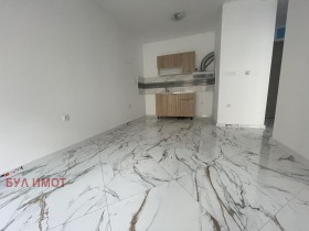 1 quarto Vazrajdane 1, Varna 1