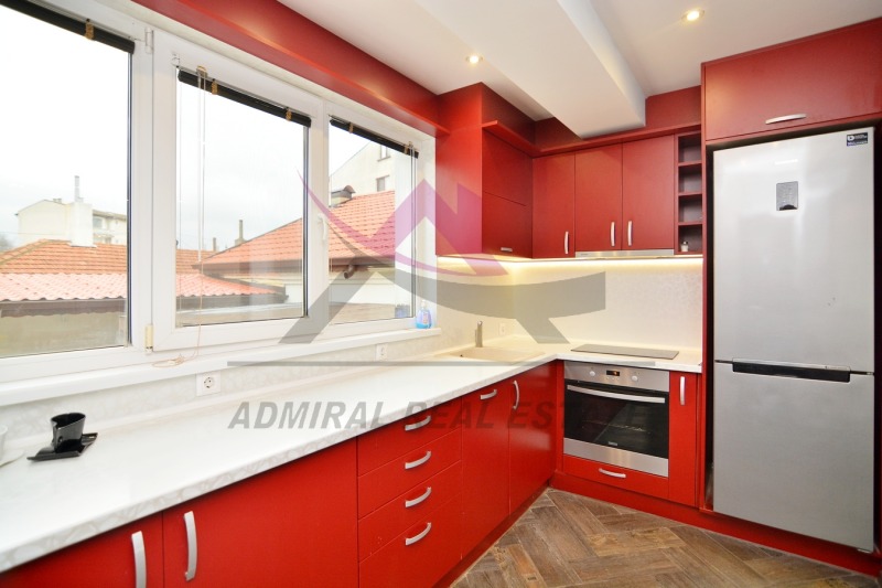 Дава под нем  Етаж от къща, град Варна, Колхозен пазар •  650 EUR • ID 68346247 — holmes.bg - [1] 
