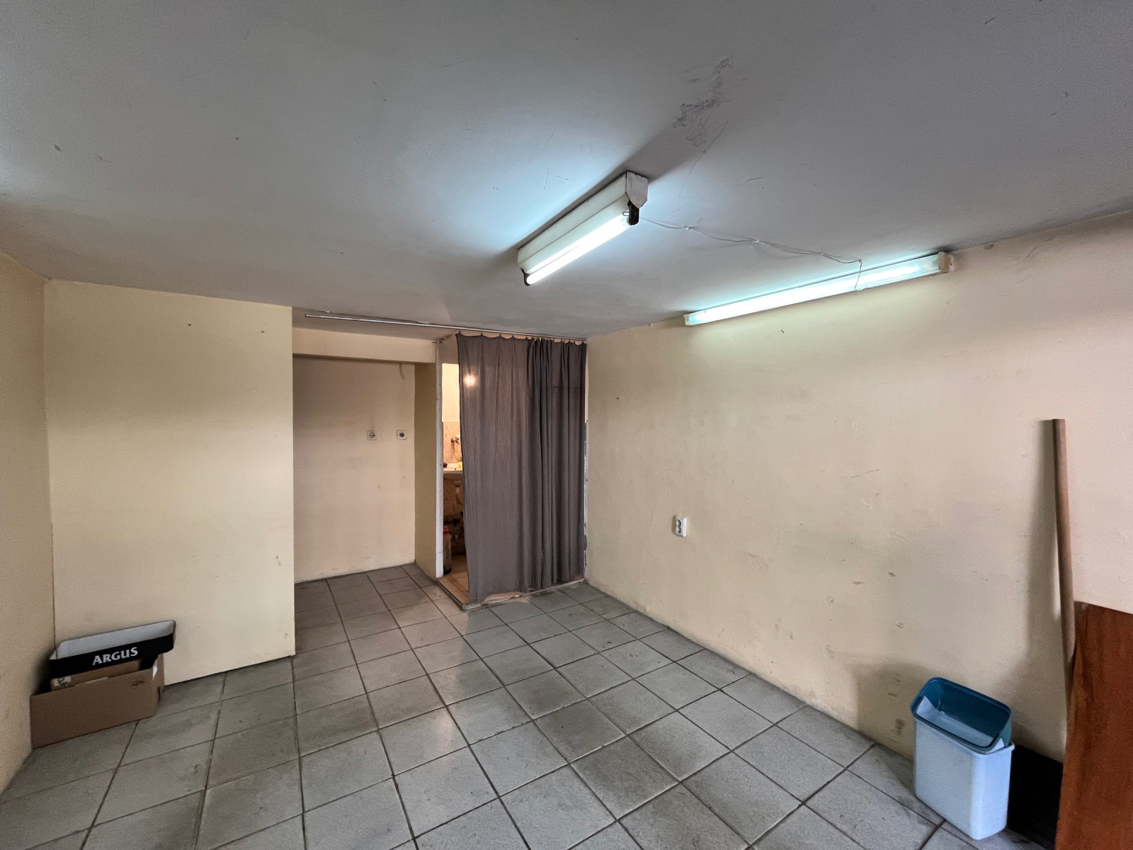 Дава под наем ГАРАЖ, ПАРКОМЯСТО, гр. Плевен, 9-ти квартал, снимка 4 - Гаражи и паркоместа - 54135215