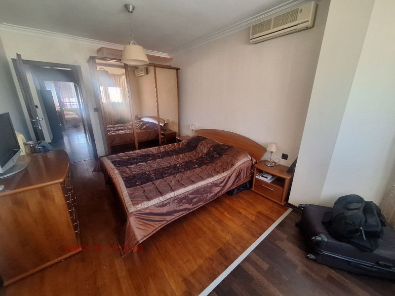 Дава под наем  3-стаен град София , Център , 100 кв.м | 81574171