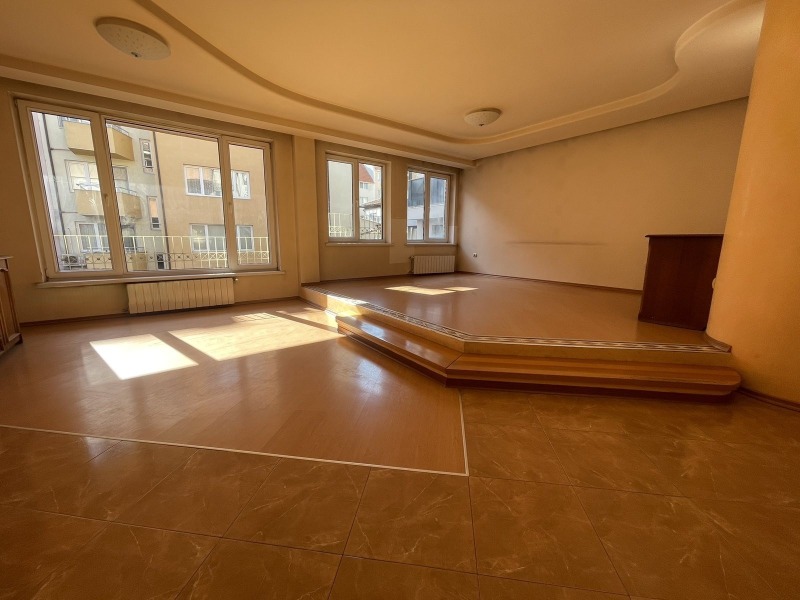 Дава под Наем КЪЩА в град Пловдив, Център - 582 кв.м / 2 600 € » 5 085.16 лв., РИНЕКС РЕВОЛЮШЪН