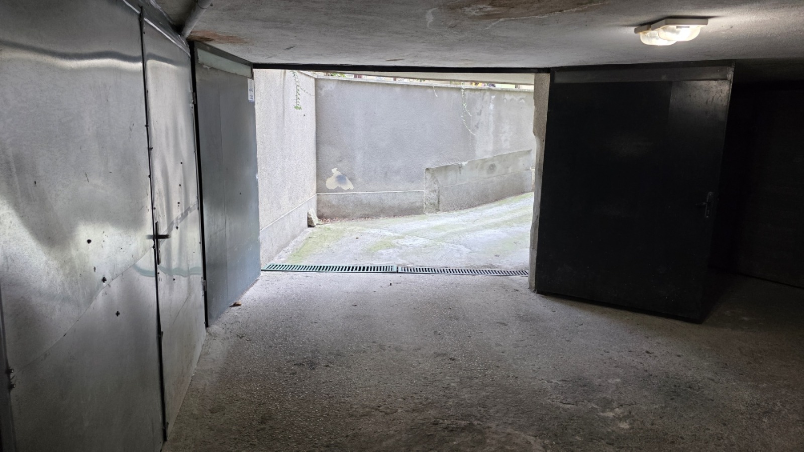 Дава под наем ГАРАЖ, ПАРКОМЯСТО, гр. Варна, Гръцка махала, снимка 5 - Гаражи и паркоместа - 54190943