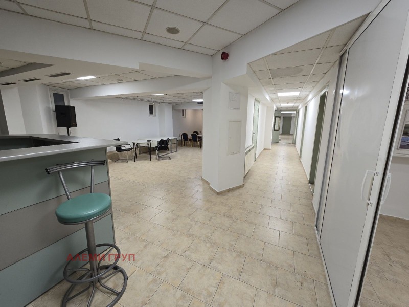 Дава под нем  Пром. помещение, град Варна, ЖП Гара • 1 800 EUR • ID 57369750 — holmes.bg - [1] 