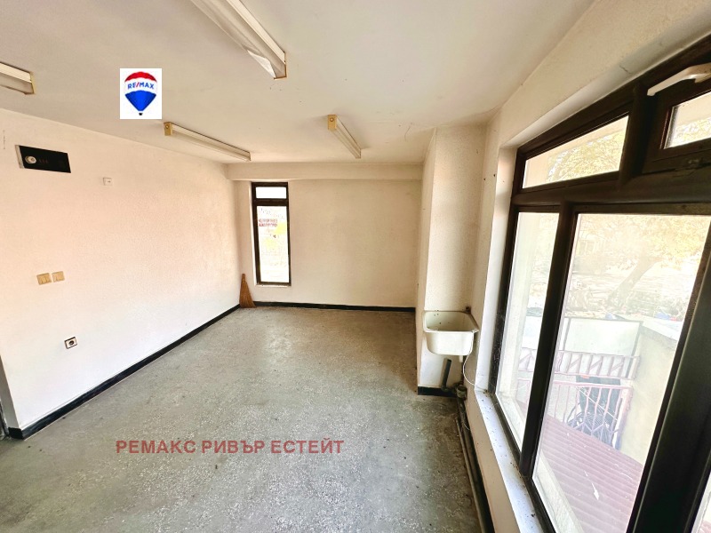 Дава под Наем ОФИС в град Русе, Централен кооп. пазар - 20 кв.м / 153.39 € » 300 лв., РЕМАКС РИВЪР ЕСТЕЙТ