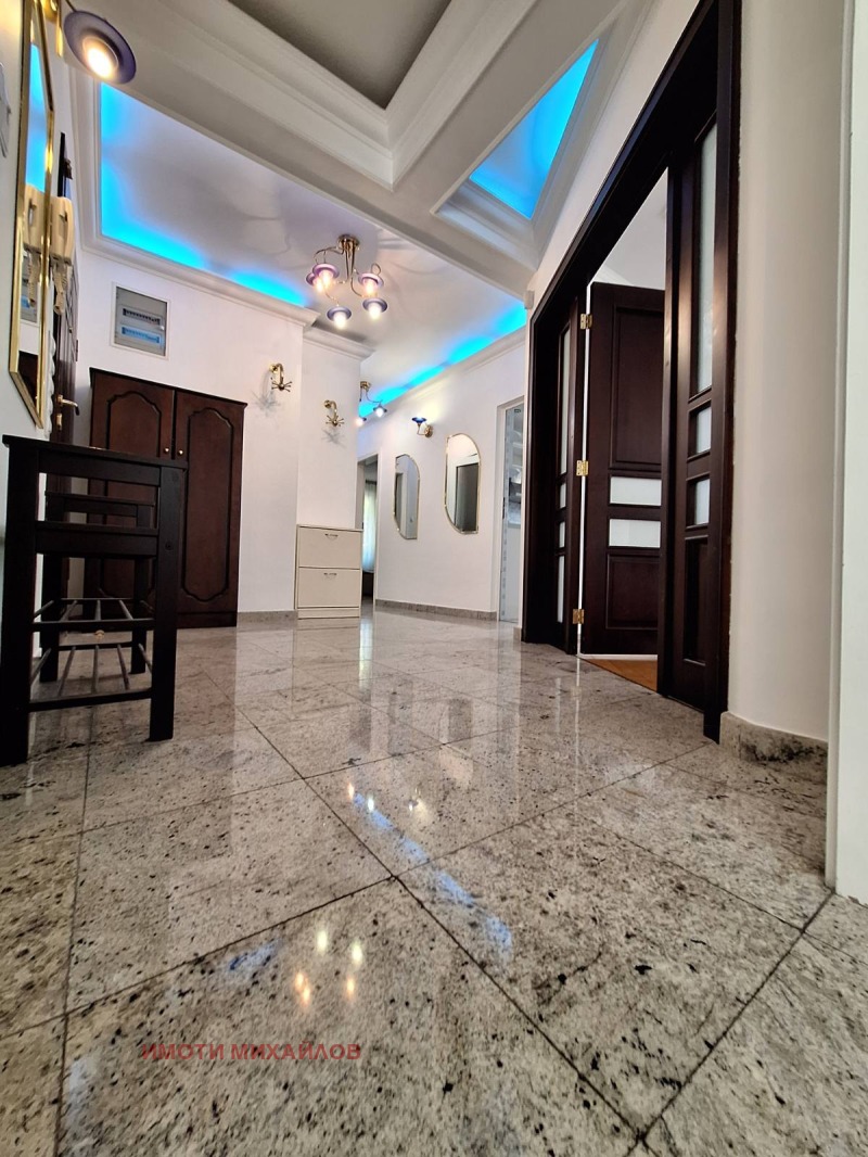 Zu vermieten  3 Schlafzimmer Sofia , Zentar , 135 qm | 77046100