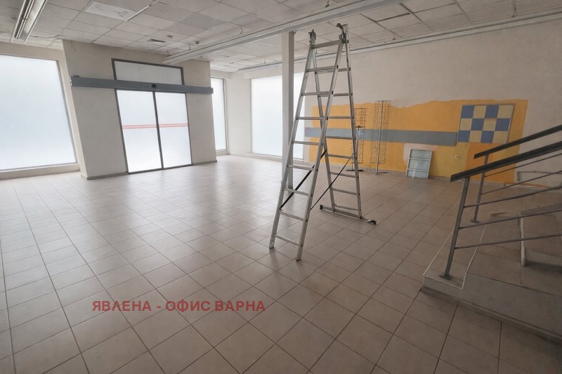 Дава под Наем МАГАЗИН в град Варна, ВИНС-Червен площад - 183 кв.м / 2 200 € » 4 302.83 лв., ЯВЛЕНА - ОФИС ВАРНА