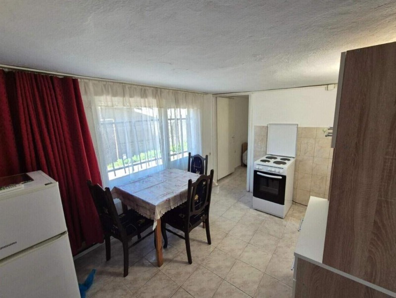 Дава под нем  2-стаен, град Пловдив, Кючук Париж •  140 EUR • ID 93184576 — holmes.bg - [1] 