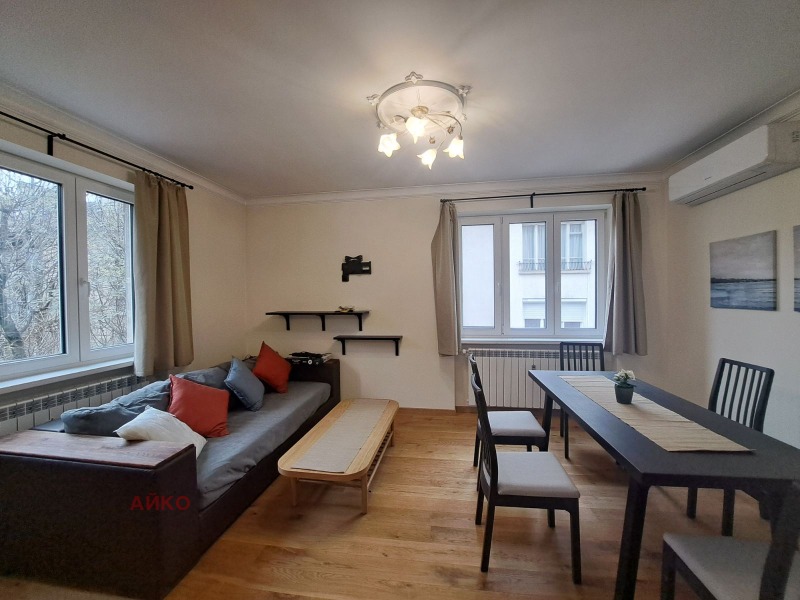Издаје се  2 спаваће собе Софија , Центар , 110 м2 | 53675031 - слика [13]