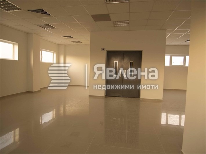 Дава под наем СКЛАД, гр. София, Военна рампа, снимка 4 - Складове - 55807731