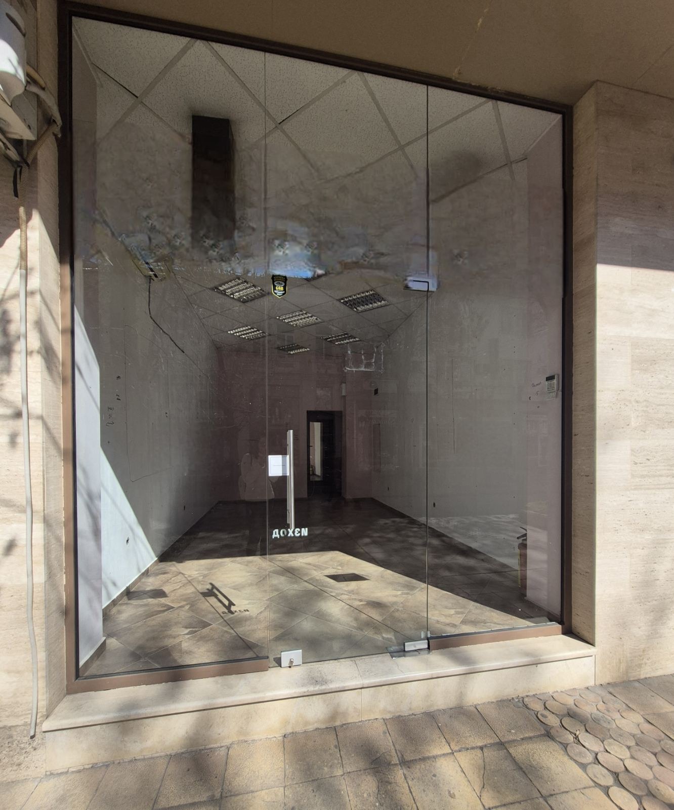 Дава под наем МАГАЗИН, гр. Плевен, Идеален център, снимка 2 - Магазини - 53797658