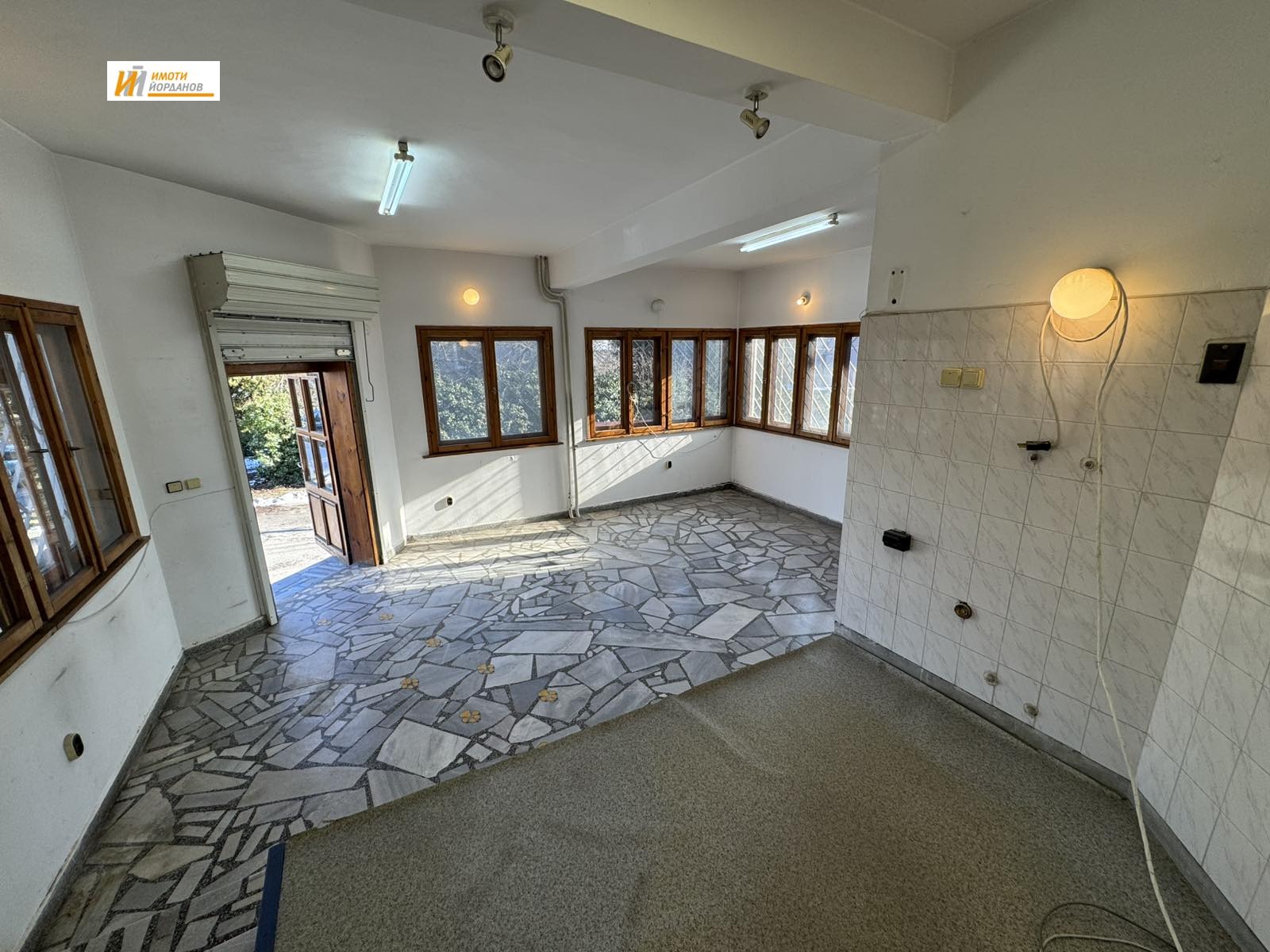 Дава под наем МАГАЗИН, гр. Велико Търново, Център, снимка 2 - Магазини - 53674786