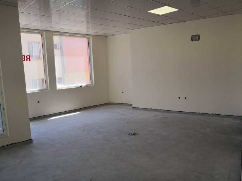Дава под Наем МАГАЗИН в град Бургас, Сарафово - 100 кв.м / 950 € » 1 858.04 лв., ТИТАН ПРОПЪРТИС РЕНТ-ИЗТОК