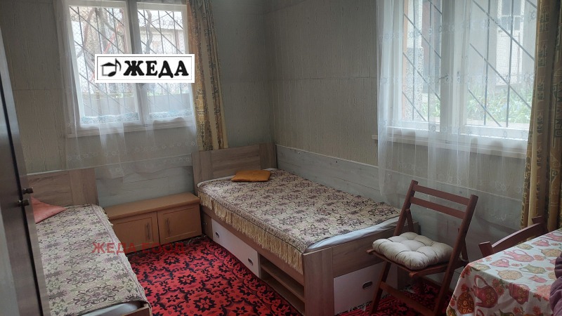 Дава под нем  1-стаен, град Плевен, Широк център •  340 EUR • ID 82489743 — holmes.bg - [1] 