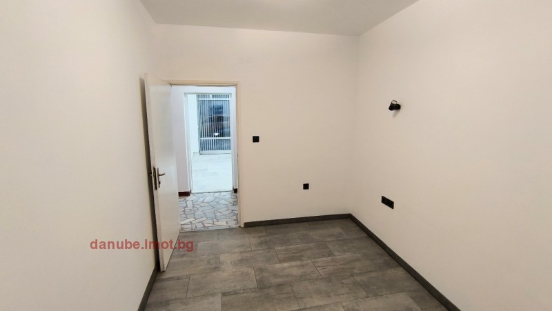 Дава под наем МАГАЗИН, гр. Русе, Център, снимка 2 - Магазини - 53023351