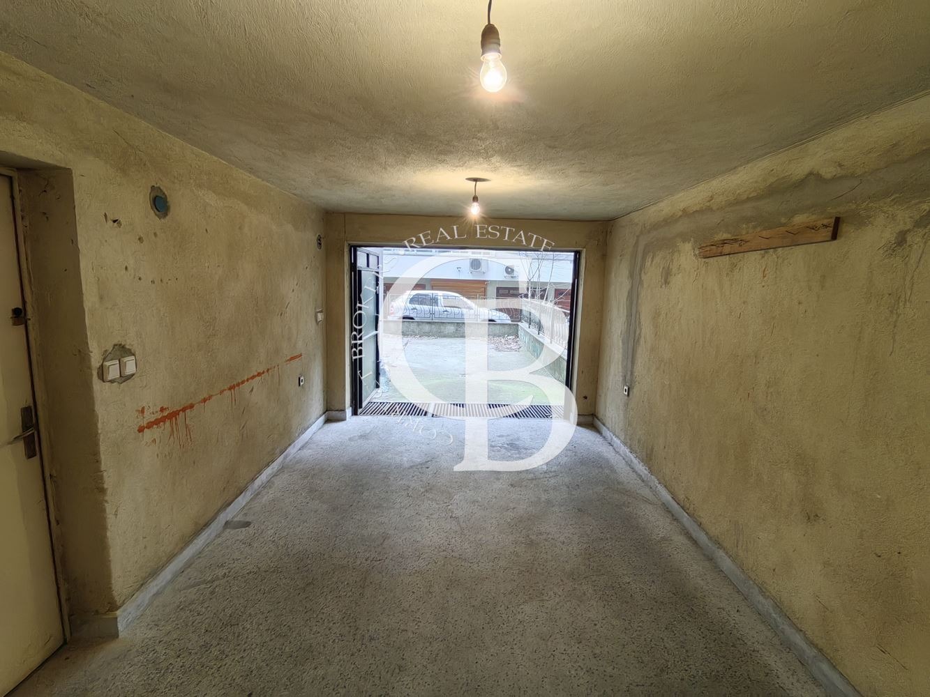 Дава под наем ГАРАЖ, ПАРКОМЯСТО, гр. Варна, ВИНС-Червен площад, снимка 2 - Гаражи и паркоместа - 53922616