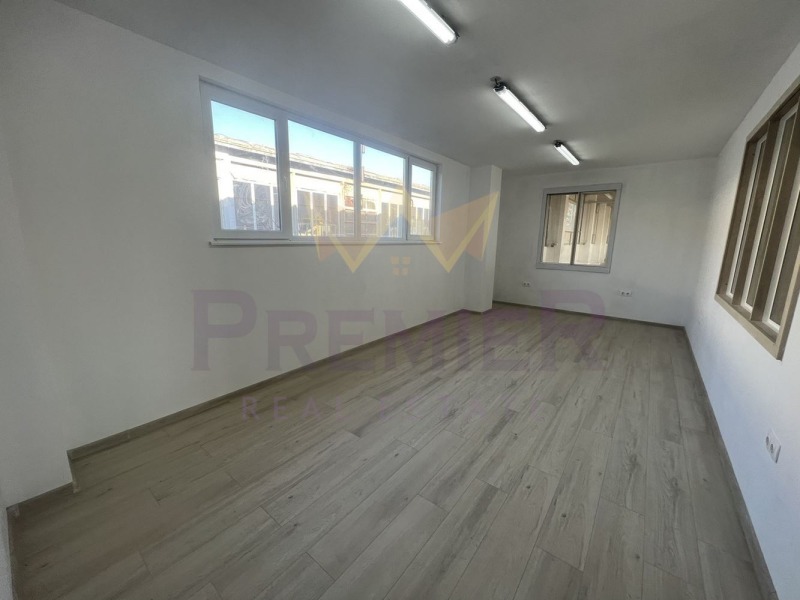 Дава под наем СКЛАД, гр. Варна, м-т Пчелина, снимка 17 - Складове - 53518594