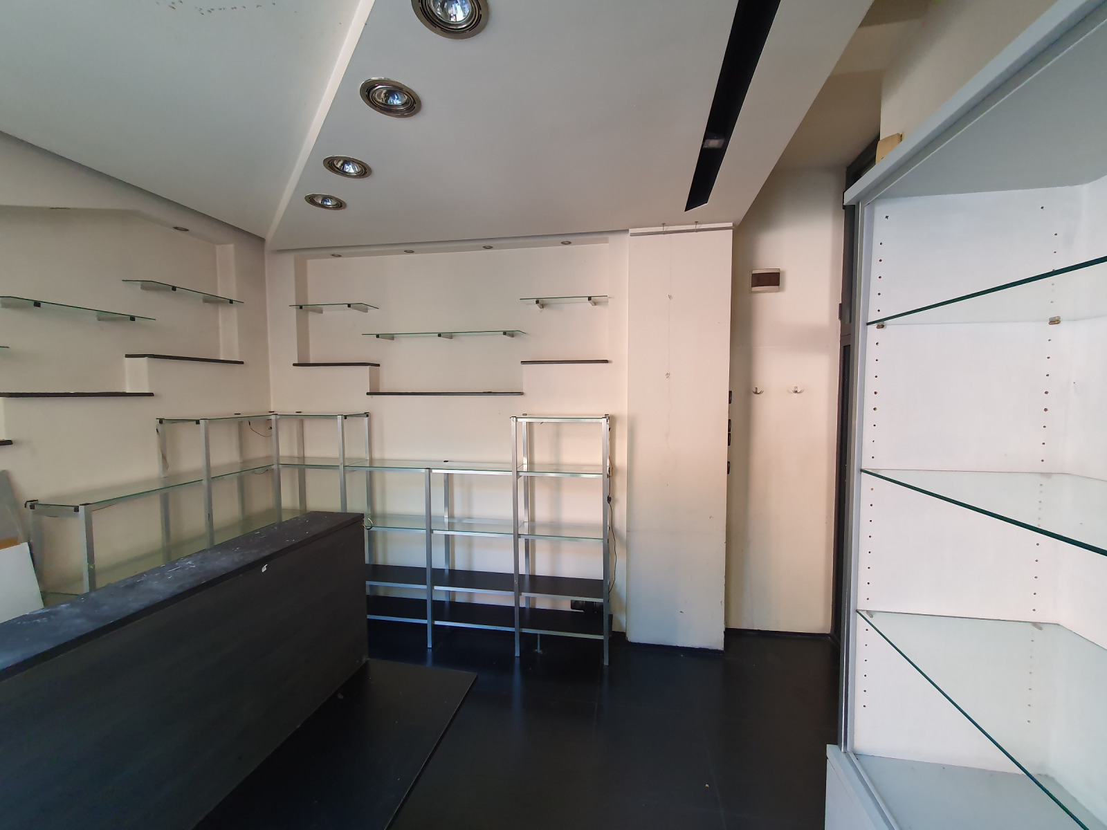 Дава под наем МАГАЗИН, гр. София, Център