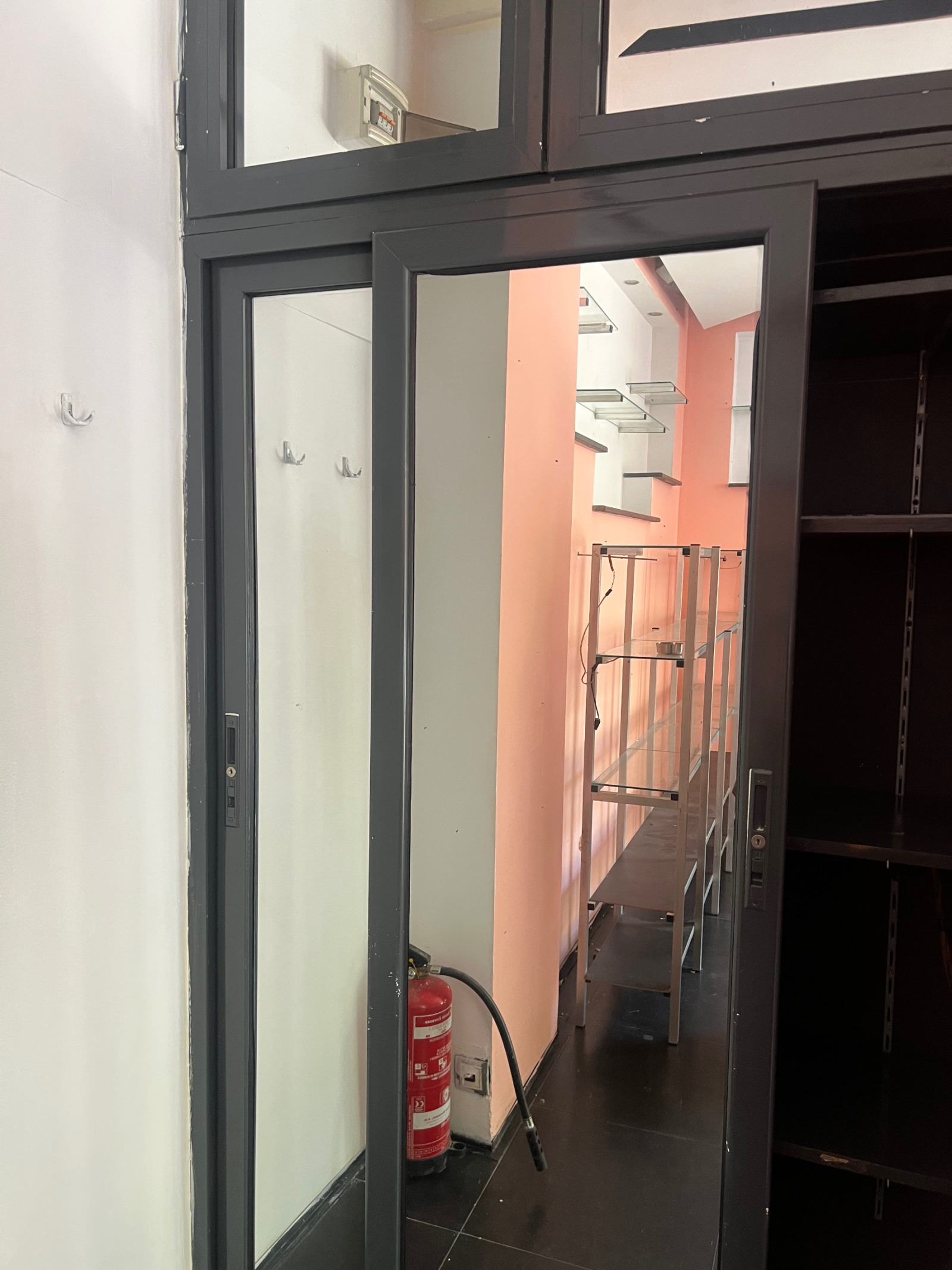 Дава под наем МАГАЗИН, гр. София, Център, снимка 3 - Магазини - 54260700