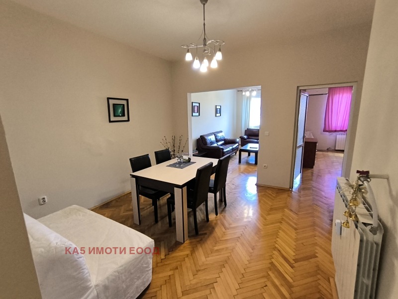 Издаје се  1 спаваћа соба Софија , Центар , 80 м2 | 76583252