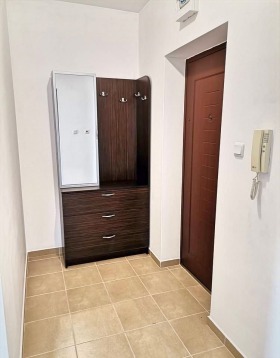 1 quarto Lazur, Burgas 8