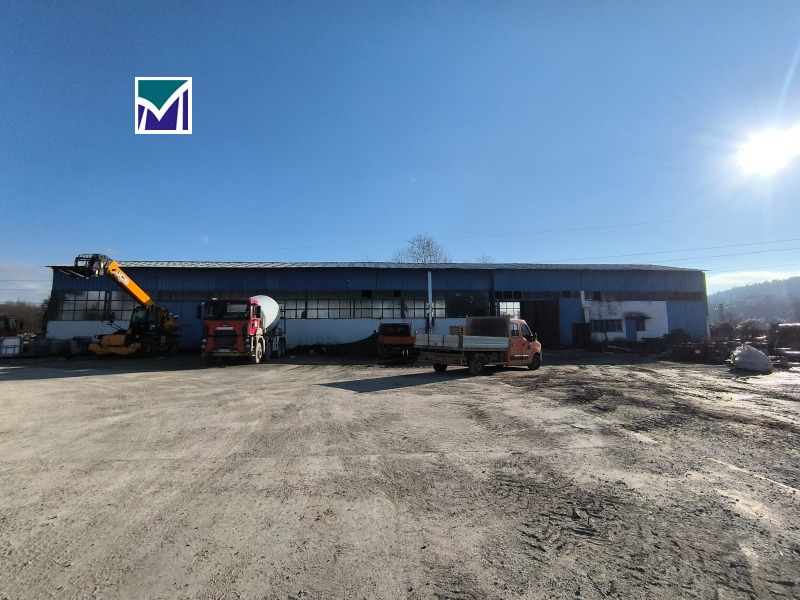 Дава под Наем ПРОМ. ПОМЕЩЕНИЕ в област Враца, гр. Мездра - 1400 кв.м / 2 500 € » 4 889.58 лв., МОНОГРАМ-ИНДУСТРИАЛНИ И ЛОГИСТИЧНИ ИМОТИ