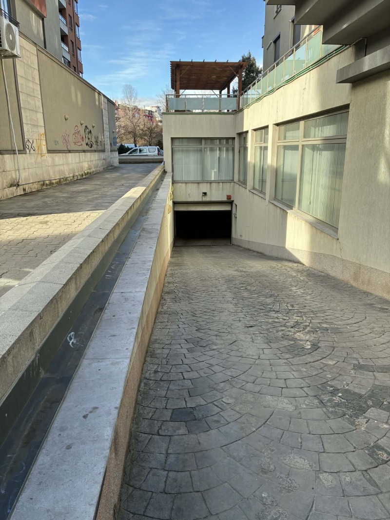 Дава под наем ГАРАЖ, ПАРКОМЯСТО, гр. София, Гоце Делчев, снимка 5 - Гаражи и паркоместа - 52971320