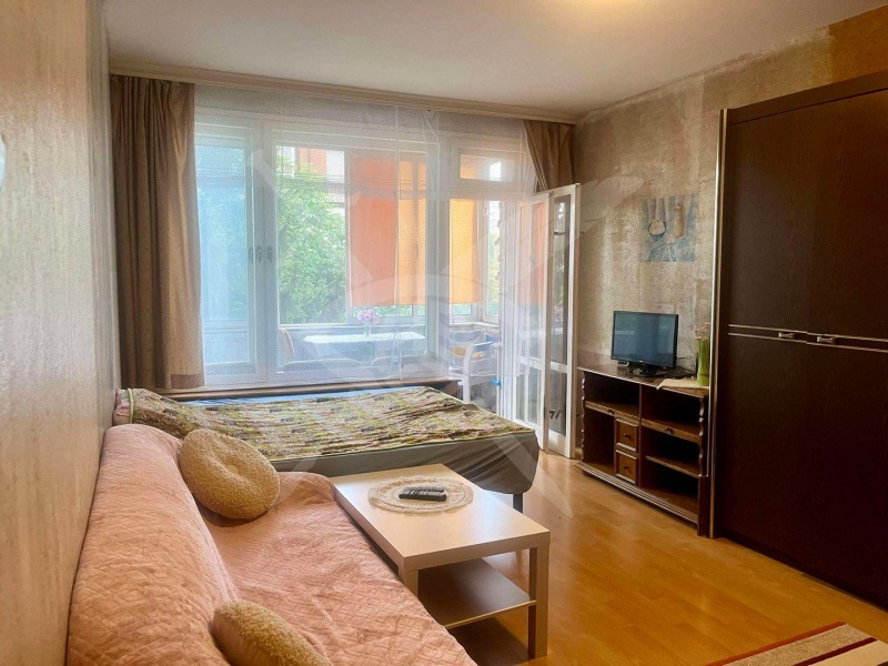 Дава под нем  1-стаен, град София, Изток •  460 EUR • ID 45390024 — holmes.bg - [1] 