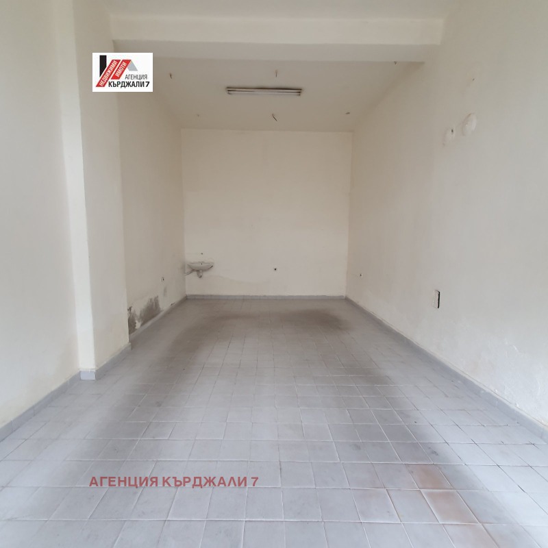 Дава под Наем МАГАЗИН в град Кърджали, Център - 40 кв.м / 150 € » 293.37 лв., АГЕНЦИЯ КЪРДЖАЛИ 7