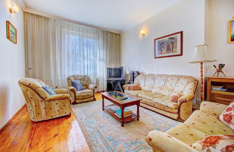 Издаје се  1 спаваћа соба Софија , Докторски паметник , 77 м2 | 96928330