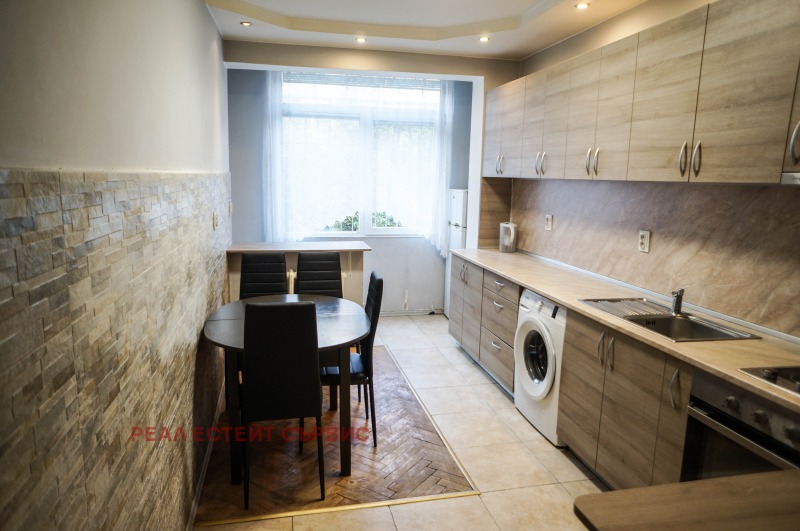 A louer  3 chambres Sofia , Geo Milev , 120 m² | 40448186