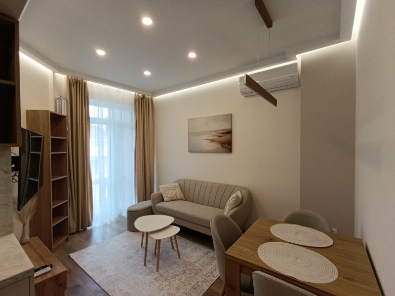 Дава под Наем 3-СТАЕН в град София, Център - 80 кв.м / 1 300 € » 2 542.58 лв., БИЛД ПРОПЪРТИ