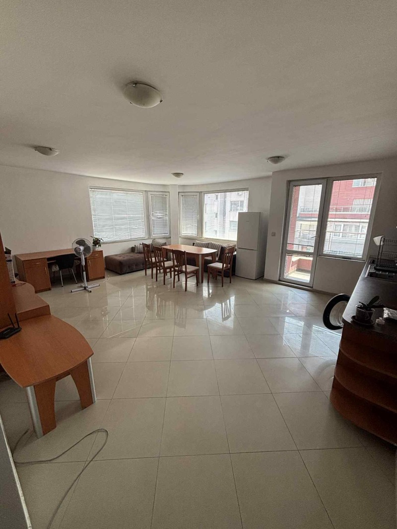 Дава под нем  3-стаен, град София, Студентски град •  799 EUR • ID 68693745 — holmes.bg - [1] 