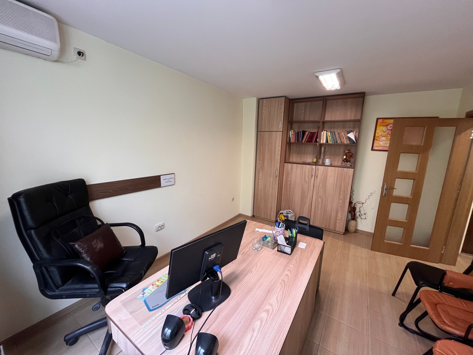 Дава под наем ОФИС, гр. Шумен, Център, снимка 2 - Офиси - 54367511