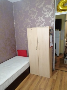 Zimmer Zona B-18, Sofia 4