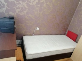 Zimmer Zona B-18, Sofia 1