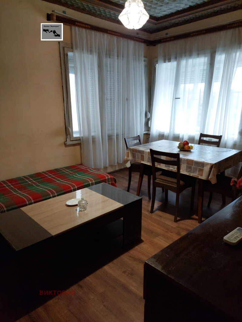 Дава под наем КЪЩА, гр. Пазарджик, Руски, снимка 2 - Къщи - 52024485