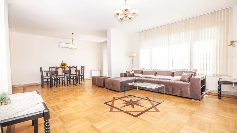 Te huur  3 slaapkamers Sofia , Iztok , 170 m² | 28723078