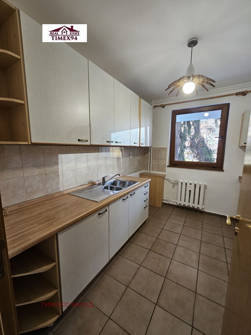 De inchiriat  3+ dormitor Sofia , Iztoc , 250 mp | 77625282