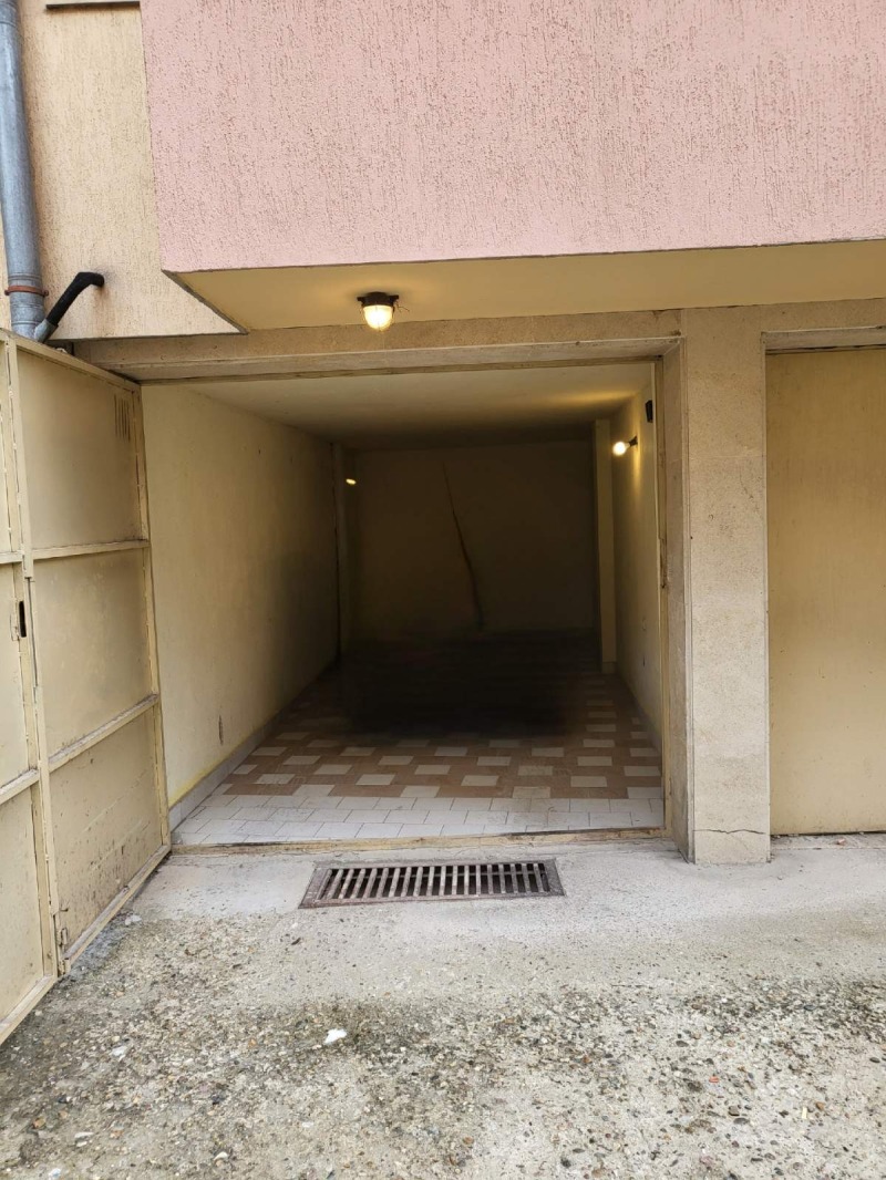 Дава под наем ГАРАЖ, гр. Плевен, Идеален център в Гаражи и паркоместа в ...