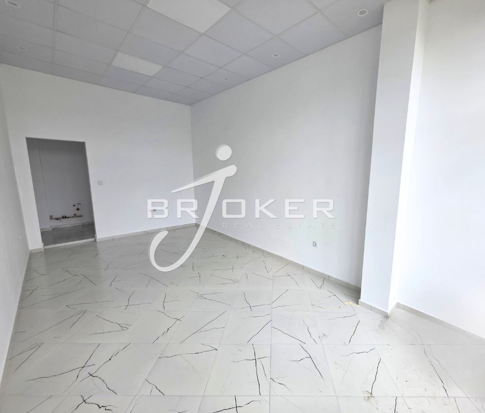 Дава под наем ОФИС, гр. Кърджали, Център, снимка 2 - Офиси - 54286718