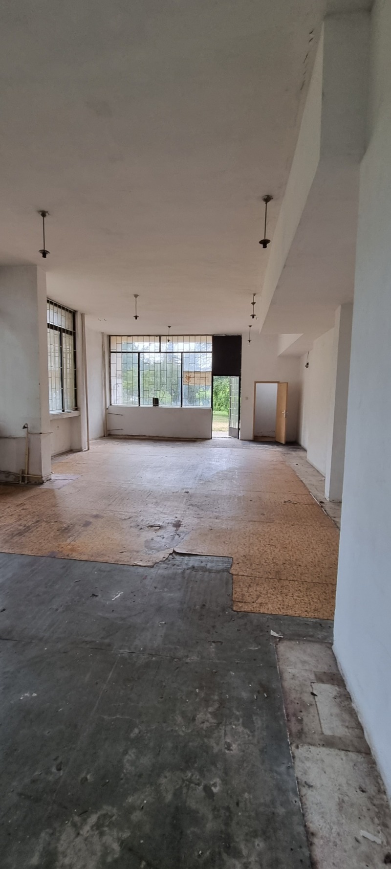 Дава под Наем МАГАЗИН в град Разград, Васил Левски - 100 кв.м / 460 € » 899.68 лв., РОС -НЕДВИЖИМИ ИМОТИ
