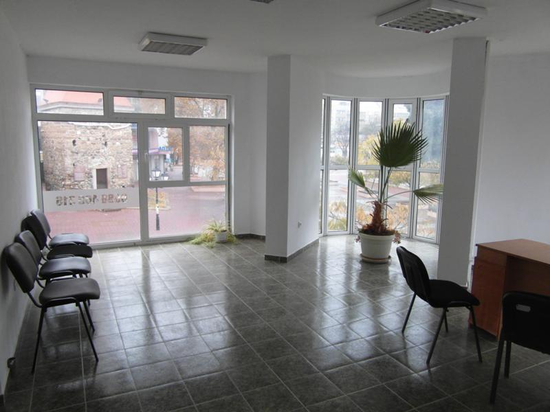 Дава под наем  Офис град Пазарджик , Идеален център , 65 кв.м | 29676663 - изображение [2]