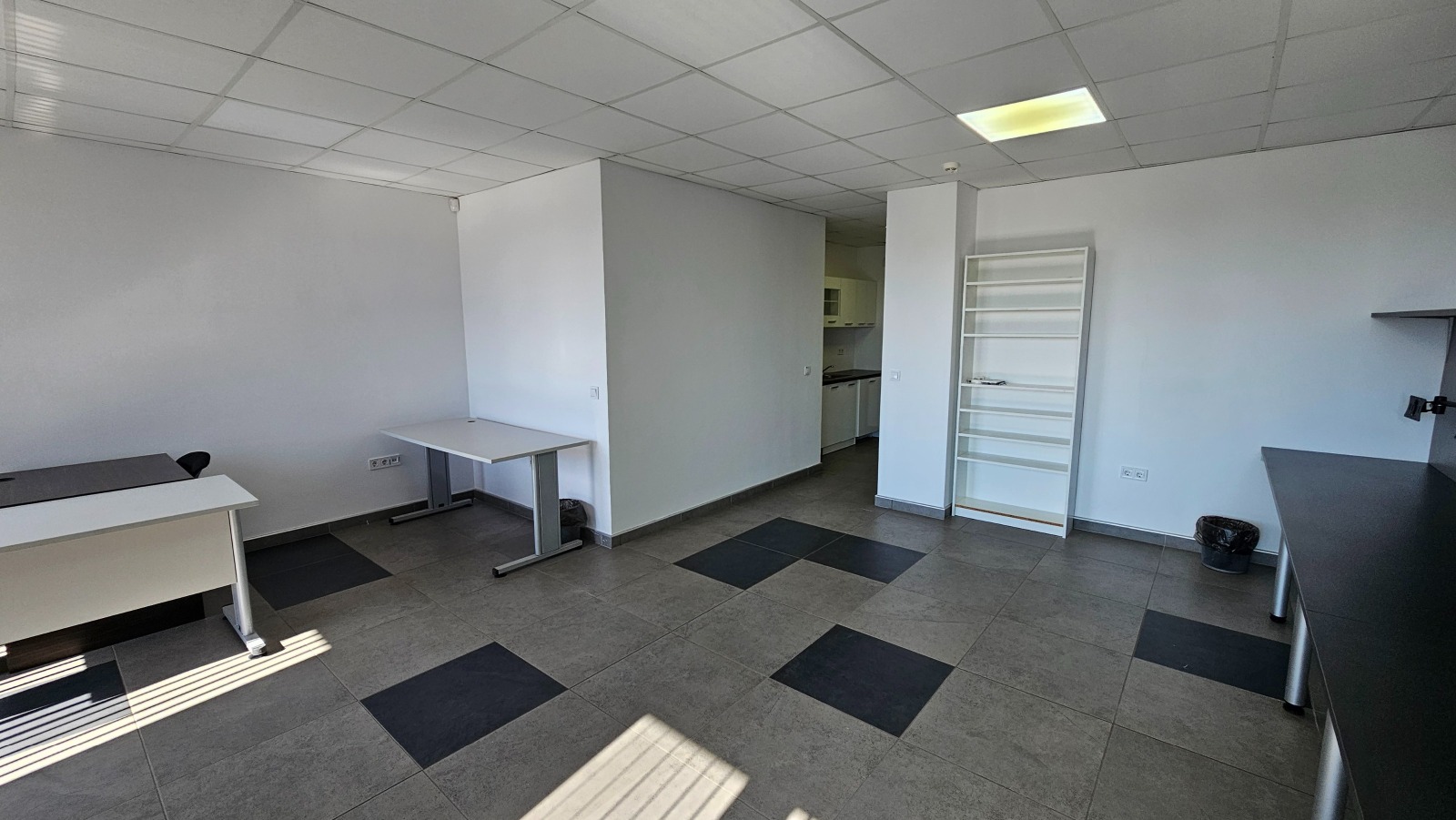 Дава под наем ОФИС, гр. Варна, Левски 2, снимка 9 - Офиси - 54328379