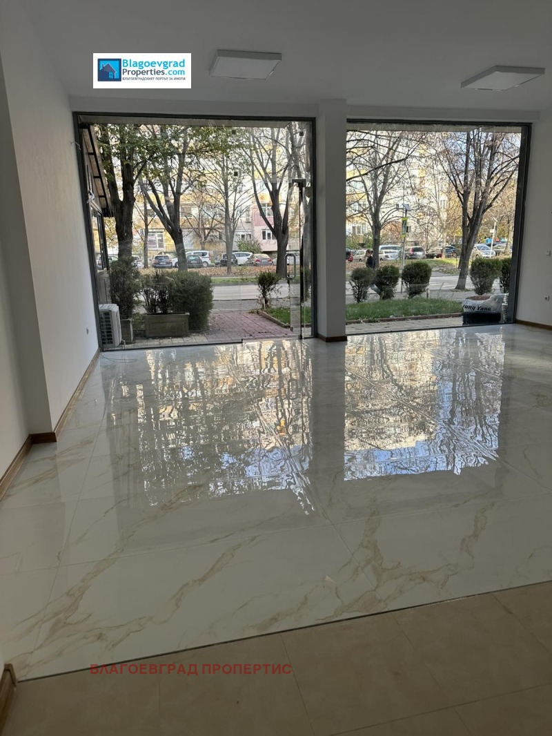 Дава под наем МАГАЗИН, гр. Благоевград, Широк център