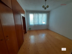 Piso de la casa Sevlievo, región de Gabrovo 8