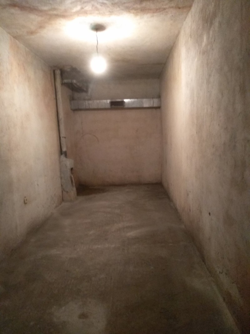 Te huur  Garage Sofia , Banisjora , 16 m² | 82554622