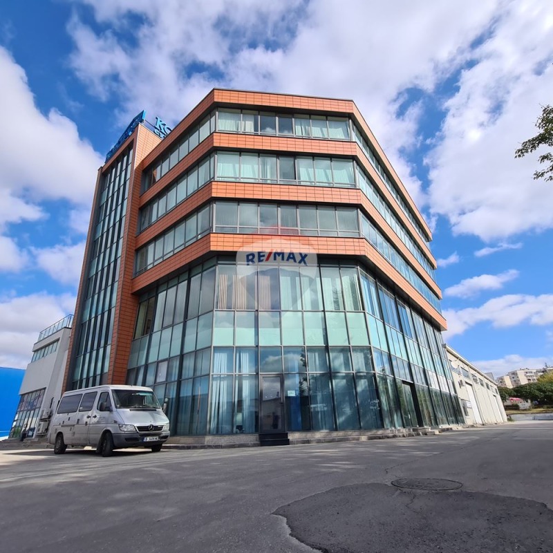 Дава под Наем ОФИС в град Варна, Западна промишлена зона - 867 кв.м / 6 900 € » 13 495.23 лв., РЕМАКС ХОУМ