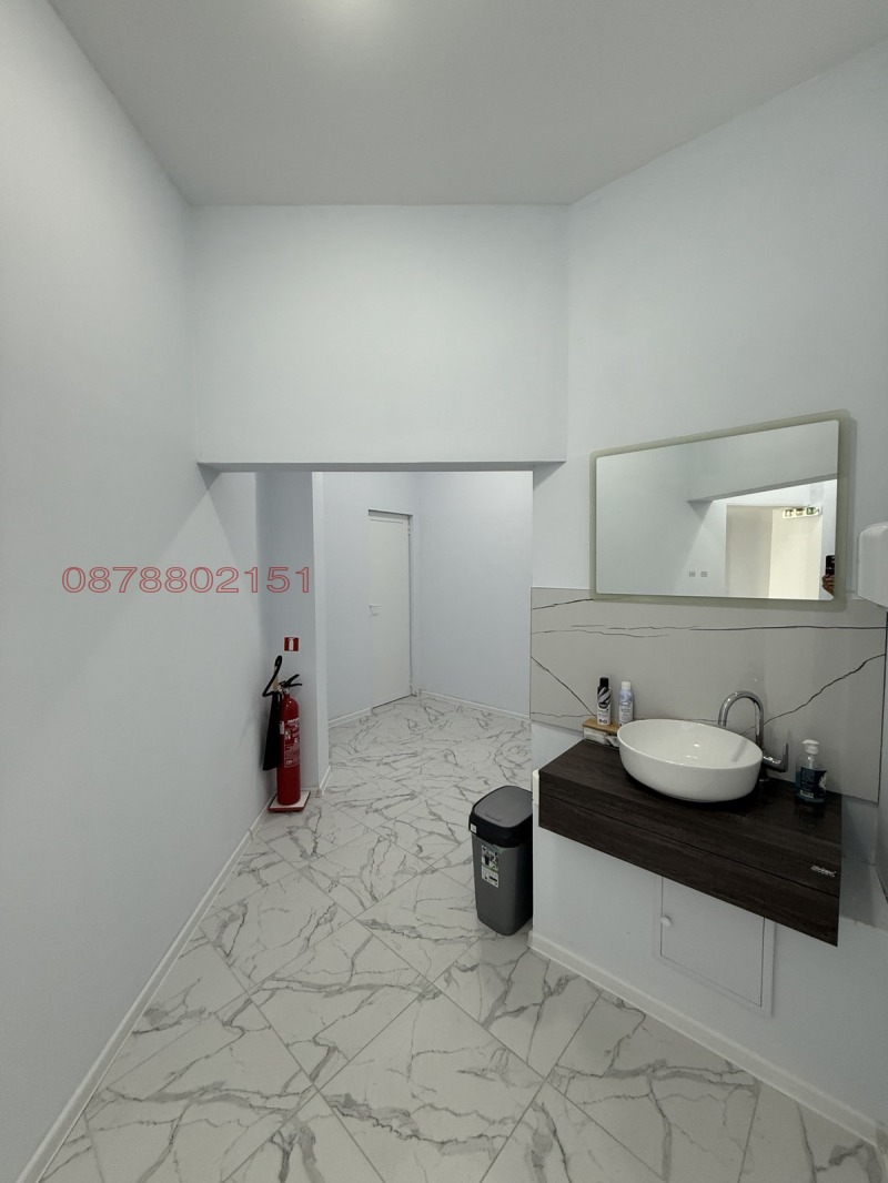 Дава под наем МАГАЗИН, гр. Плевен, Идеален център, снимка 12 - Магазини - 53564450