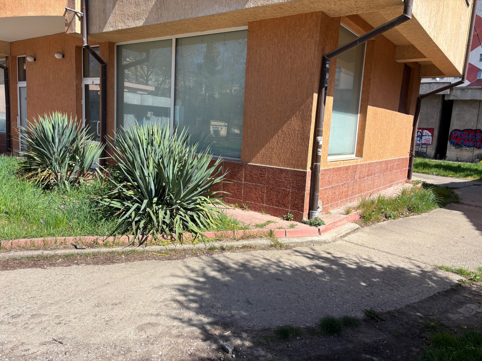 Дава под наем МАГАЗИН, гр. Перник, Изток